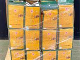 une pile de caisses de bière sur une palette