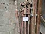 un tas de vieux tuyaux et de canalisations près d'un mur de briques