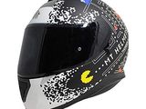un casque orné d'un motif sur fond blanc