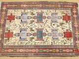 un vieux tapis oriental aux couleurs et motifs variés
