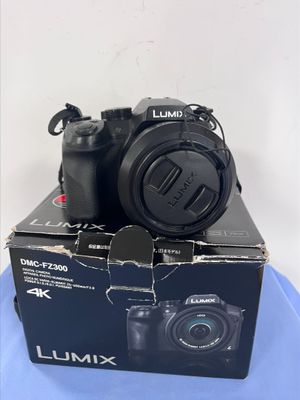 un gros plan d'un appareil photo posé sur une boîte