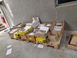 de nombreuses boîtes de courrier posées sur une palette près d'une fenêtre