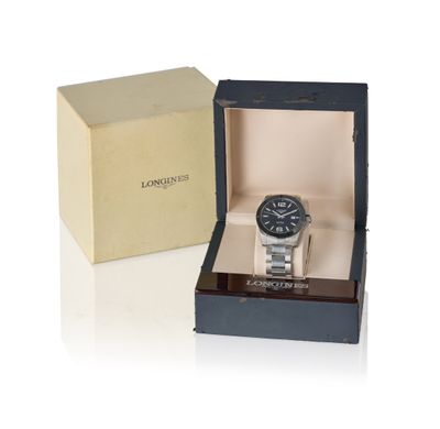 une photo d'une montre noire et argentée dans un coffret