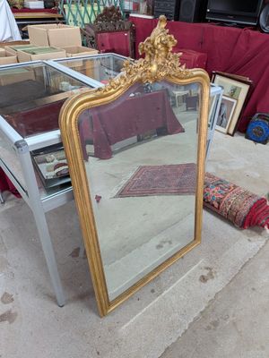 un grand miroir posé sur une table dans une pièce