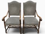 une paire de chaises anciennes avec des coussins rembourrés à rayures