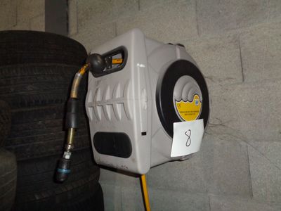 un petit climatiseur fixé au mur à côté d'un pneu