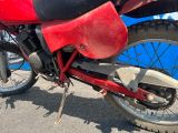 une moto rouge et noire garée sur le bord de la route