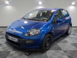 la photo d'une petite voiture bleue garée dans un garage