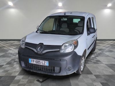 la photo d'une camionnette blanche garée dans un garage