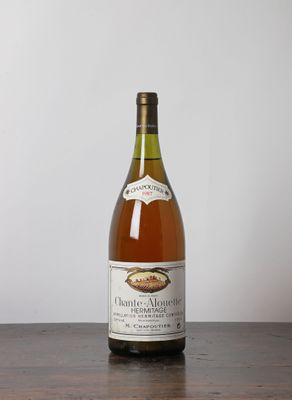 une bouteille de vin posée sur une table