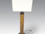 une image représentant une lampe surmontée d'un abat-jour blanc