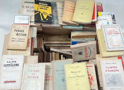 plusieurs livres empilés sur une table