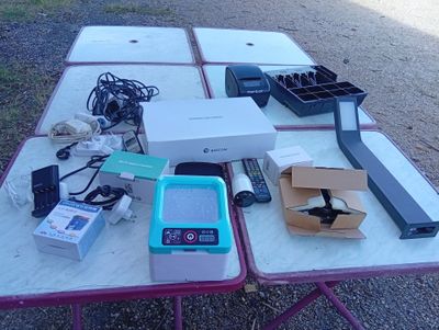 une table sur laquelle sont posés de nombreux appareils électroniques