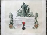 une vieille photo représentant une photo encadrée d'une médaille et d'un certificat