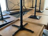 trois lampes posées sur une table en bois