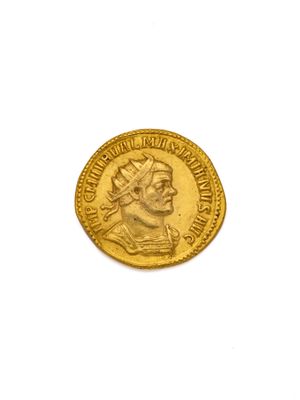 gros plan d'une pièce d'or sur une surface blanche