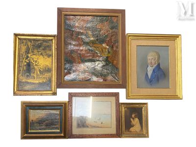 il y a beaucoup de photos accrochées au mur de cette pièce