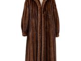 une photo d'un manteau de fourrure marron posé sur un mannequin