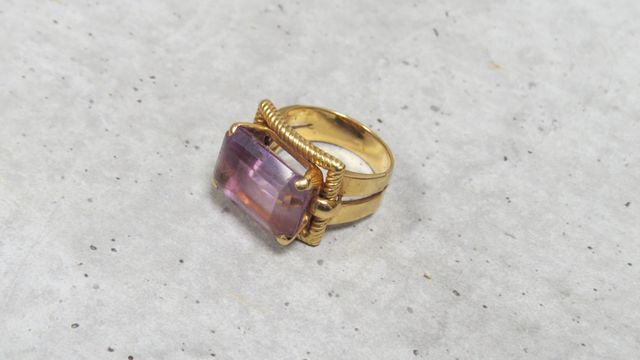 Bague à décor d’une améthyste facettée rectangulaire en or 750‰. ...