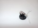 un anneau posé sur un objet noir