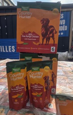 trois sacs de croquettes « Country Hunter » posés sur une table