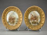 deux assiettes ornées de fleurs, sur lesquelles est posé un panier de fleurs