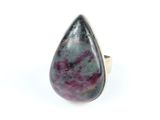 Gros plan sur une bague contenant une pierre