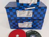 trois boîtes de ruban adhésif bleu et rouge empilées les unes sur les autres