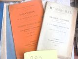 deux livres posés sur la table, sur laquelle est collé un autocollant jaune