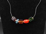 gros plan d'un collier sur un présentoir pour mannequin