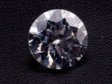 gros plan d'un diamant sur une surface noire