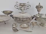 beaucoup d'objets en argent posés sur une table