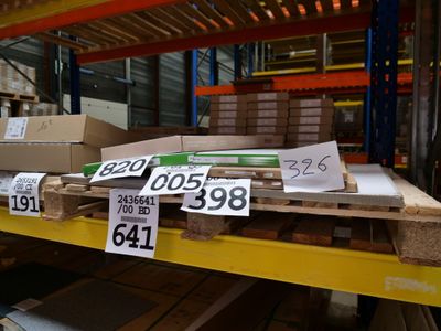 beaucoup de cartons sur une étagère dans un entrepôt