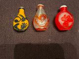trois petits vases posés les uns à côté des autres sur une table