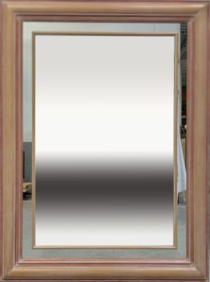 une photo d'un grand miroir avec un cadre en bois