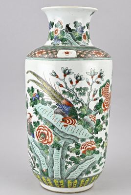 un grand vase orné d'un oiseau et de fleurs