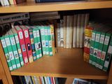 une étagère avec de nombreux livres dans une pièce