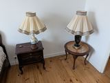 un parquet en bois massif dans une chambre avec deux lampes et un lit