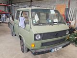 une camionnette verte garée dans un garage