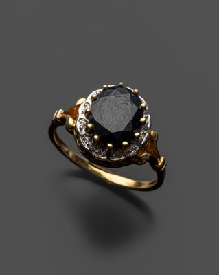 une bague en or sertie d'un diamant noir