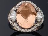 une image représentant une bague ornée d'une grosse pierre entourée de petits diamants