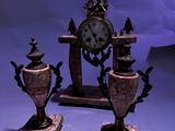 trois vases posés à côté d'une horloge sur une table