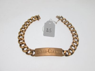 gros plan d'une chaîne de bracelets portant une étiquette