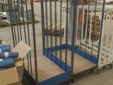 un chariot qui se trouve au milieu d'un entrepôt