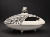 vase en céramique noir et blanc orné d'un motif noir et blanc