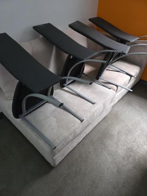 quatre chaises posées sur un canapé dans une pièce