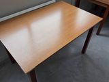 deux chaises en bois et une table dans une pièce