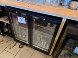 un bar sur lequel sont posées de nombreuses bouteilles et verres