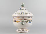 an image of a tureeny dish with a lid