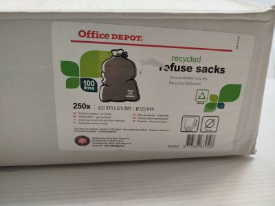 une boîte de sacs poubelle « Office Depot » posée sur une table